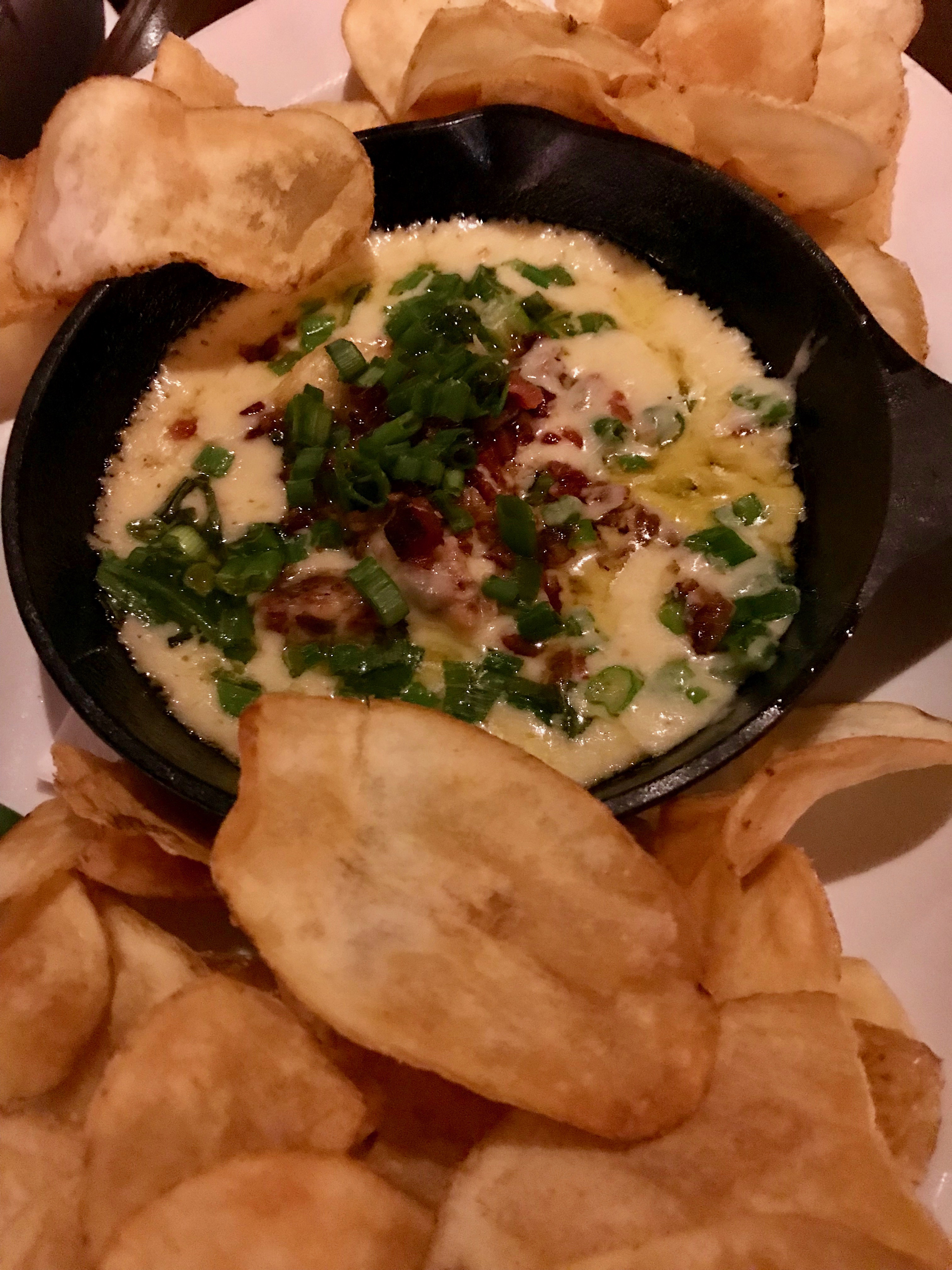 Kettle chips with white cheddar & bacon dip