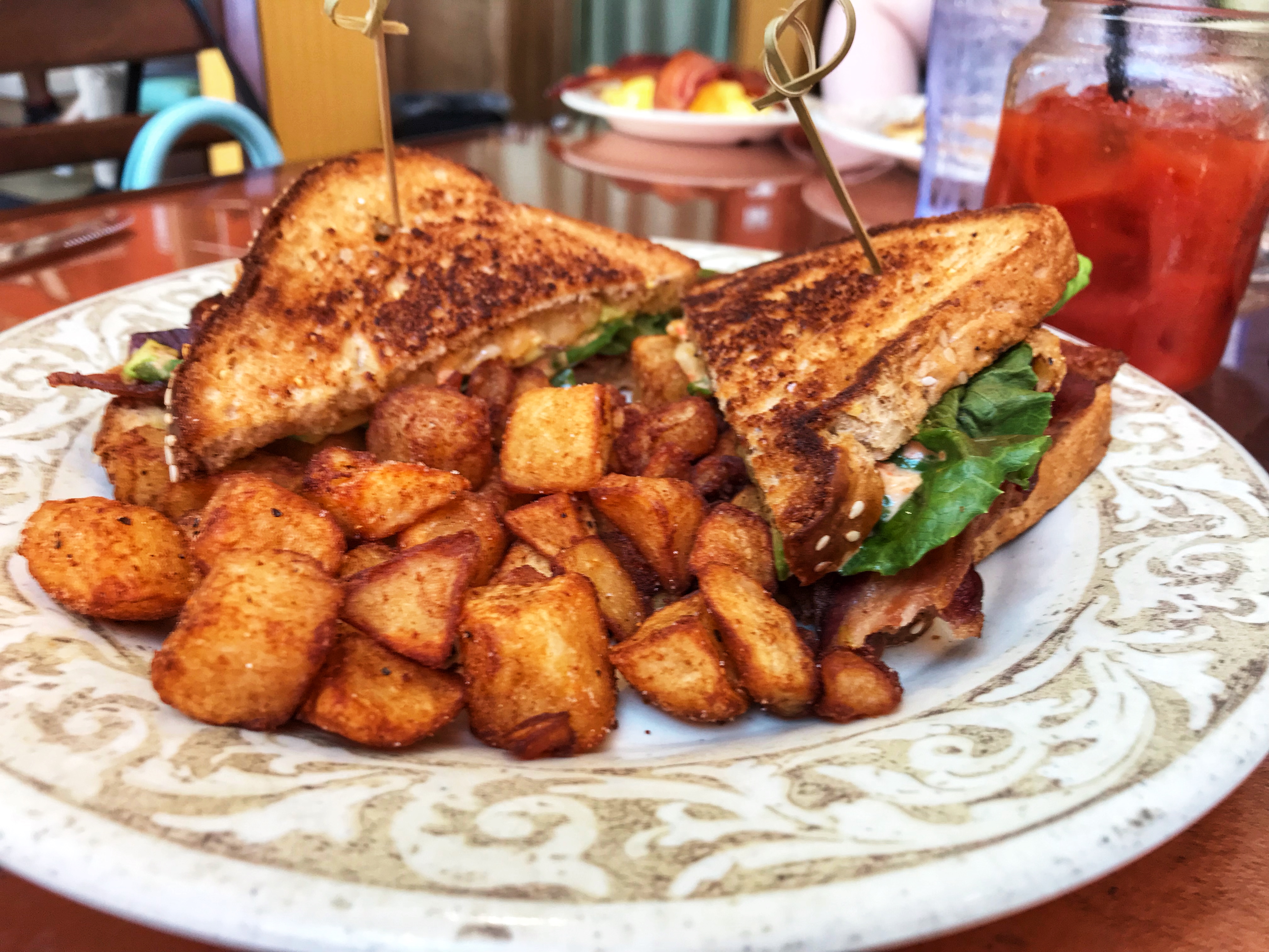 Sandwich and country potatoes