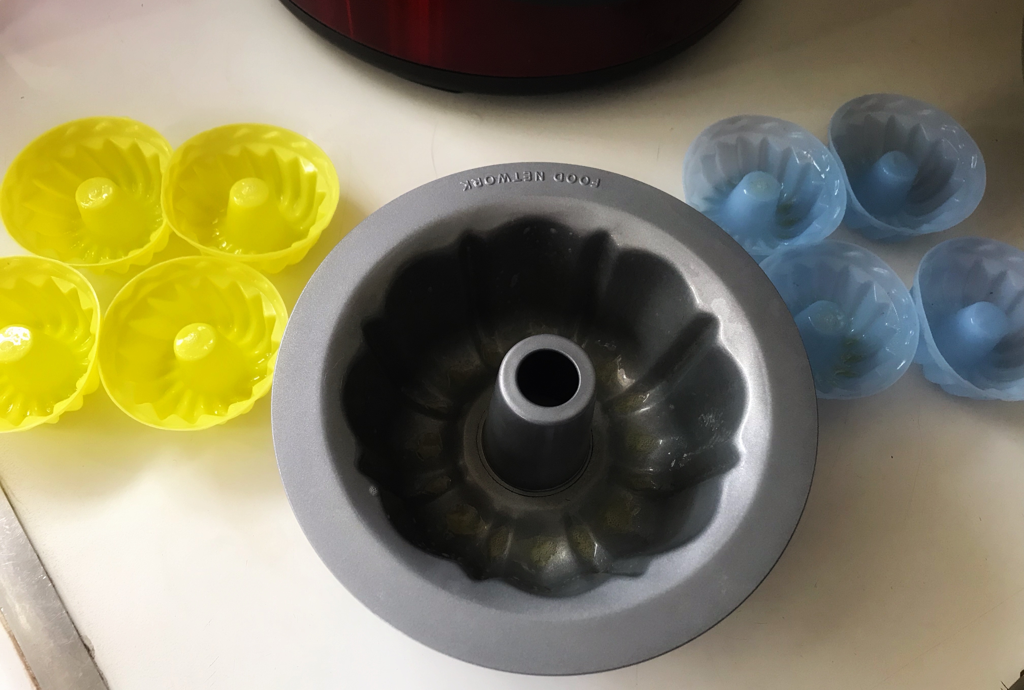 Bundt cake and cupcake molds